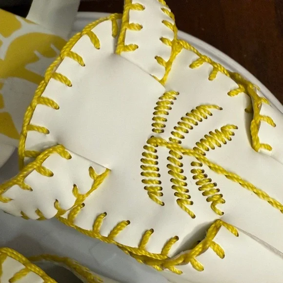 NWT FARM Rio Whipstitch Palm Tree Sandals
Size 10 - Picture 4 of 6